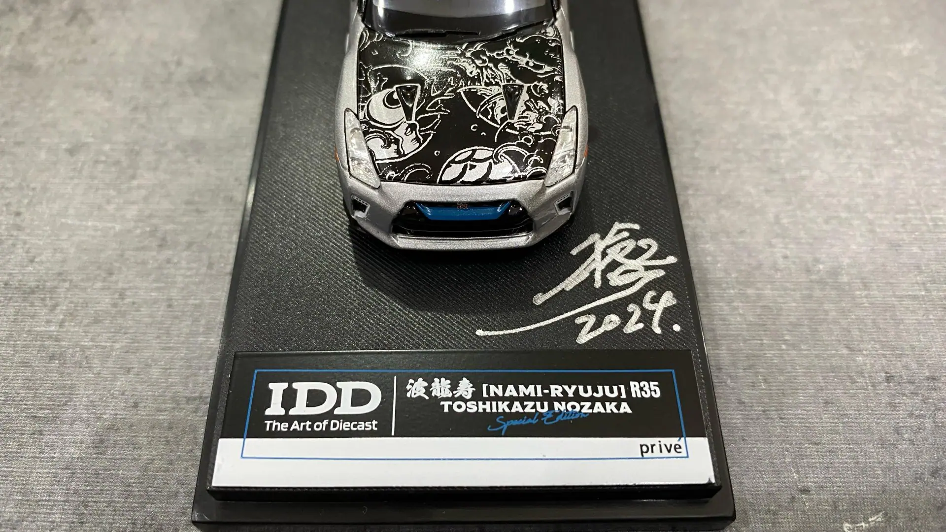IDD x IDE 2024 – Nissan Skyline GT-R (R35) – Toshikazu Nozaka Special Edition (Nami-Ryuju) – XO (XTRAORDINARY) Privé Dinner Event 500 adet limitli - Görsel 7