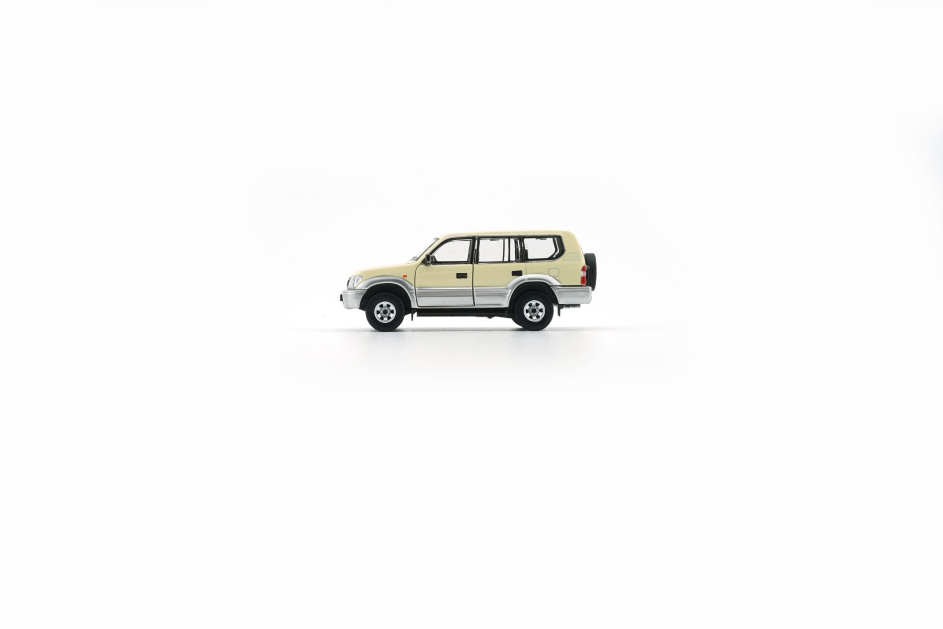 BM Creations - Toyota Land Cruiser LC95 - Ivory Bond - 1/64 - 64B0356 - Görsel 8