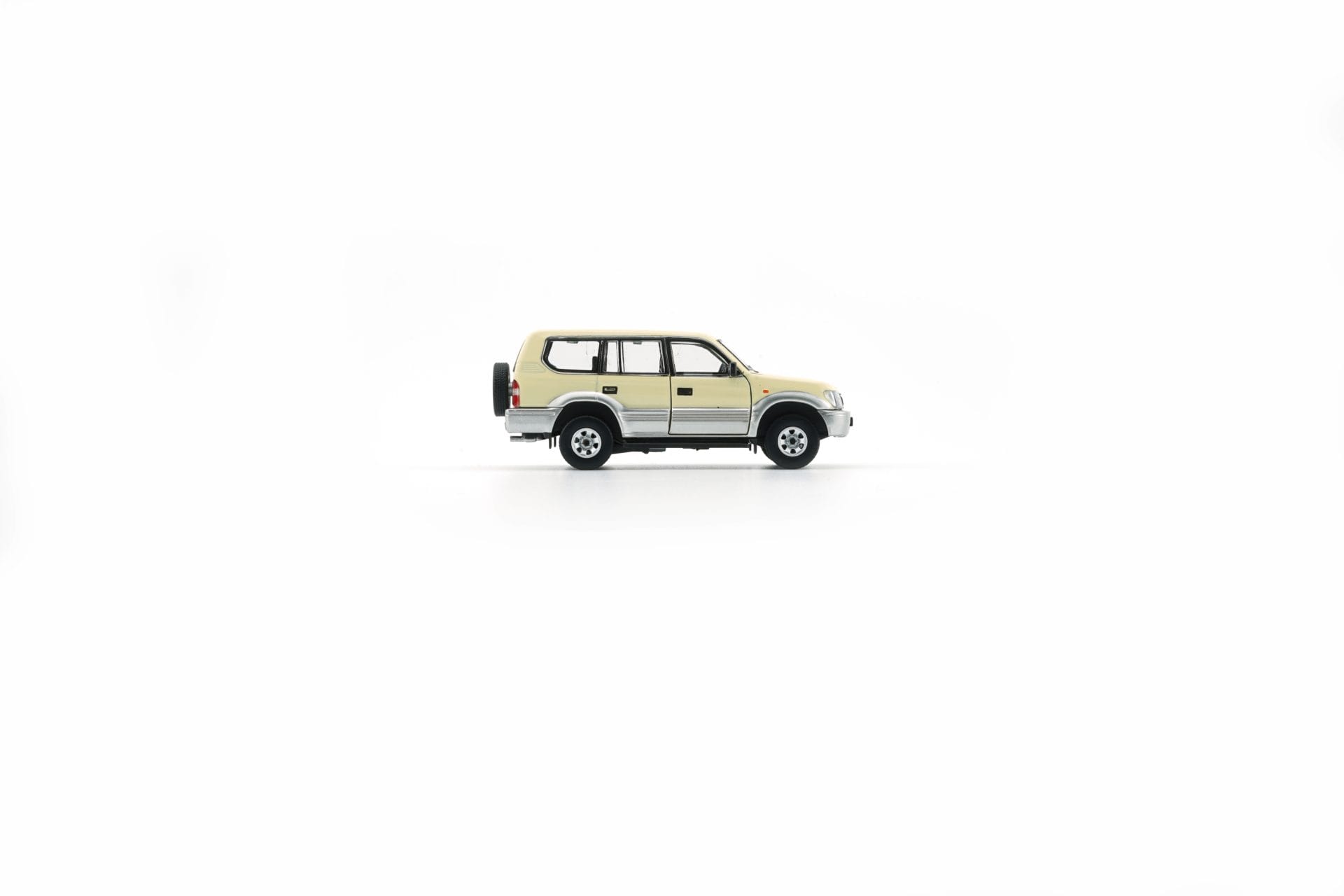 BM Creations - Toyota Land Cruiser LC95 - Ivory Bond - 1/64 - 64B0356 - Görsel 4