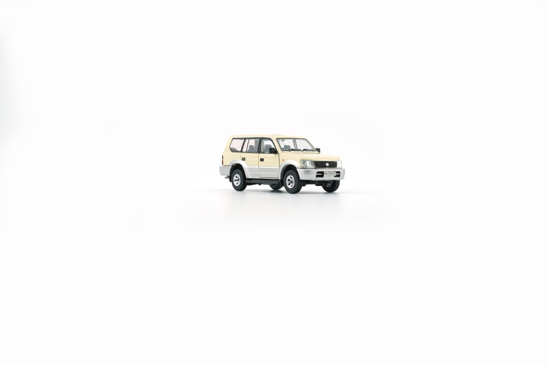 BM Creations - Toyota Land Cruiser LC95 - Ivory Bond - 1/64 - 64B0356 - Görsel 3